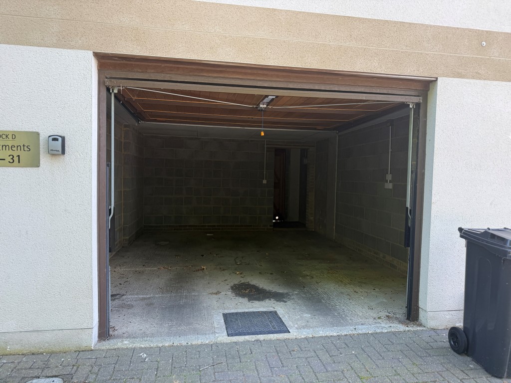 Lot: 108 - TWO-BEDROOM FLAT FOR REPAIR - Garage